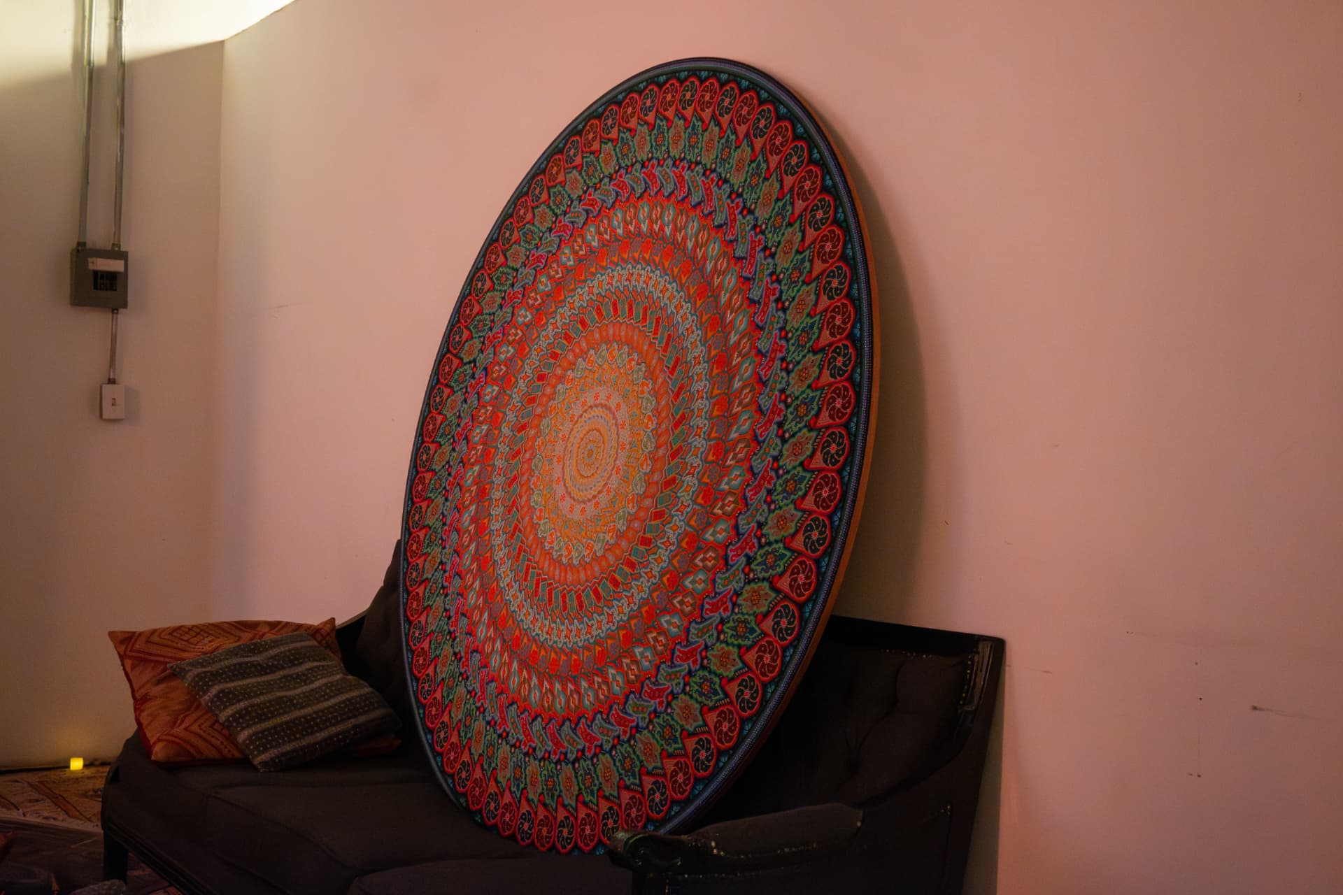 Mandala artesanal exhibido en los espacios de Qualia