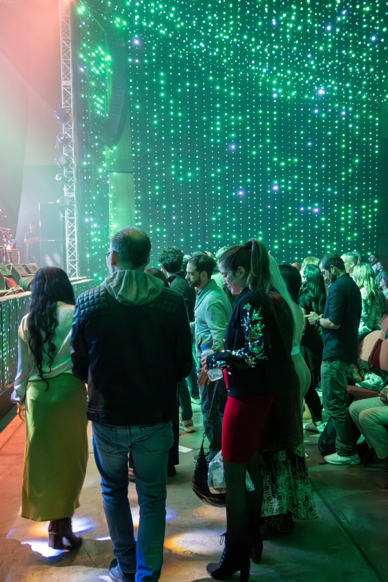 Público conviviendo bajo la cortina de luces de Qualia