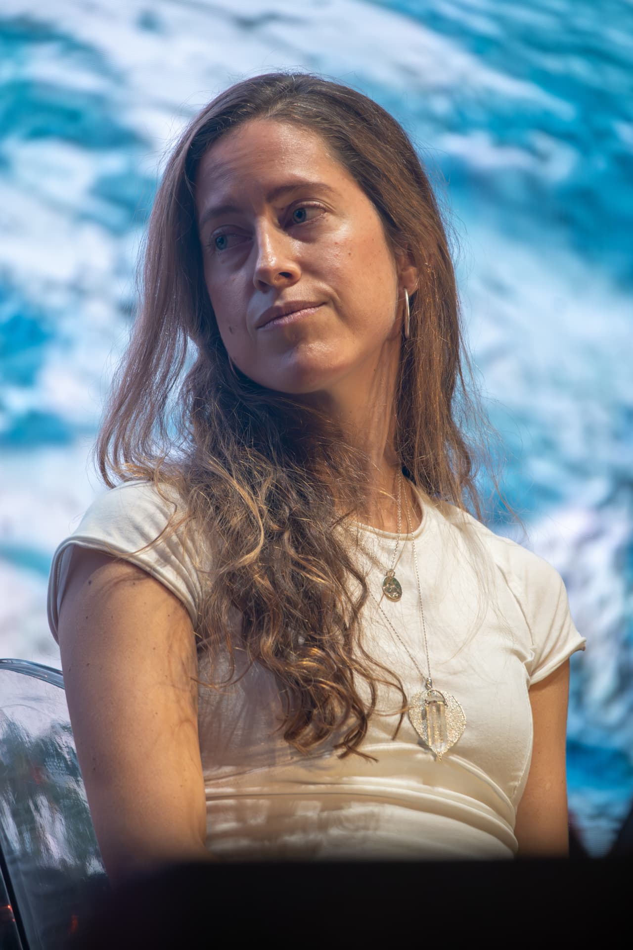 Ponente durante una conversación en el escenario de Qualia 2024